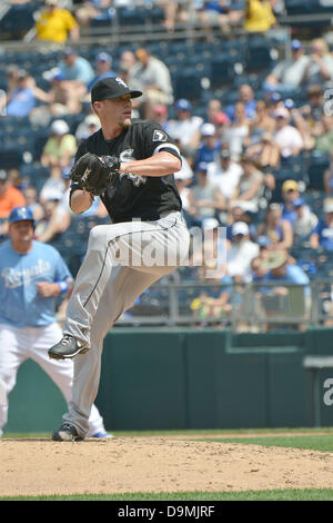 22. Juni 2013 - Kansas City, MO, USA - 22. Juni 2013: Chicago White Sox Krug Jesse Crain (26) lagerten sich in Relief bei einem MLB-Spiel zwischen den Chicago White Sox und die Kansas City Royals im Kauffman Stadium in Kansas City, Missouri Die White Sox gewann, 3: 2. Stockfoto