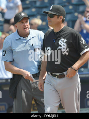 22. Juni 2013 - Kansas City, MO, USA - 22. Juni 2013: Royals Manager Robin Ventura (23) bekommt eine Klarstellung auf einen Anruf von Schiedsrichter Mike Everitt bei einem MLB-Spiel zwischen den Chicago White Sox und die Kansas City Royals im Kauffman Stadium in Kansas City, Missouri Stockfoto