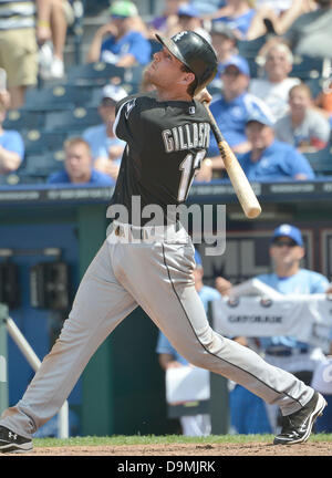 22. Juni 2013 - Kansas City, MO, USA - 22. Juni 2013: Chicago White Sox dritte Baseman Conor Gillaspie (12) an bat bei einem MLB-Spiel zwischen den Chicago White Sox und die Kansas City Royals im Kauffman Stadium in Kansas City, Missouri Die White Sox gewann 3-2. Stockfoto