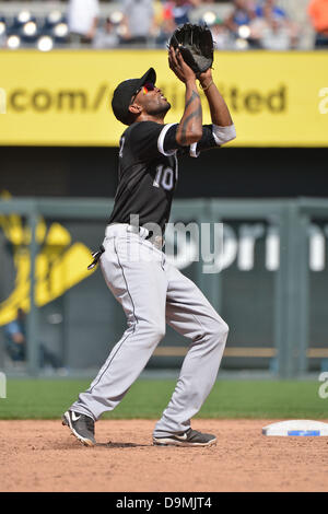 22. Juni 2013 - Kansas City, MO, USA - 22. Juni 2013: Alexie Ramirez (10) fängt ein out während ein MLB-Spiel zwischen den Chicago White Sox und die Kansas City Royals im Kauffman Stadium in Kansas City, Missouri Die White Sox gewann 3-2. Stockfoto