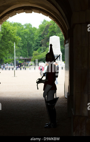 Silhouette eines Soldaten der Household Cavalry (Rettungsschwimmer) auf Wache an der Horse Guards, Whitehall, London, UK Stockfoto