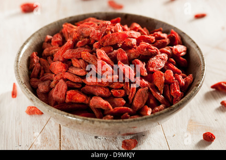 Bio getrocknete Gojibeeren vor dem Hintergrund Stockfoto