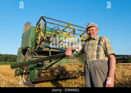 Ernte Ernte Zeit Korn Getreide Ernte Handarbeit Jojn Deere von 1969 Landwirtschschaft kombinieren Harvester Nostalgie Sommer Stockfoto