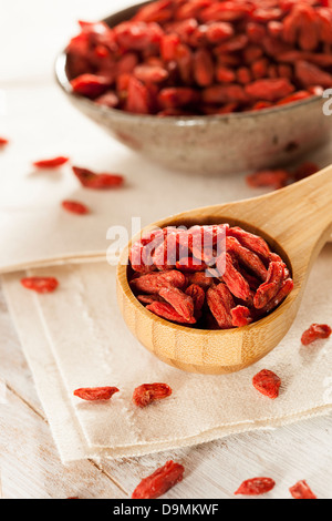 Bio getrocknete Gojibeeren vor dem Hintergrund Stockfoto