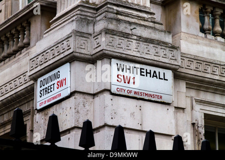 Straßenschilder an der Ecke der Downing Street und Whitehall, Westminster, London, UK Stockfoto