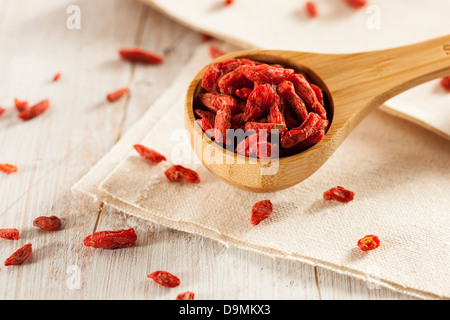 Bio getrocknete Gojibeeren vor dem Hintergrund Stockfoto