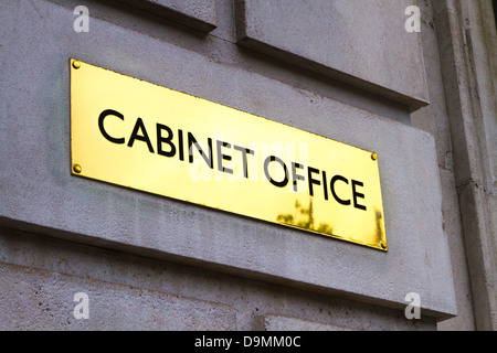 Messingplakette / Typenschild außerhalb des Cabinet Office, Whitehall, London Stockfoto