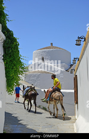 Lokale Mann Reiten Esel, Lindos, Rhodos (Rodos), die Dodekanes, South Aegean Region, Griechenland Stockfoto