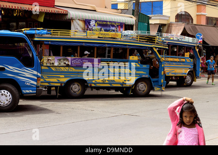 Die Stadt PHUKET, PHUKET, THAILAND 2. November 2012: Ein Kind steht vor Bussen warten am Busbahnhof abfahren Stockfoto