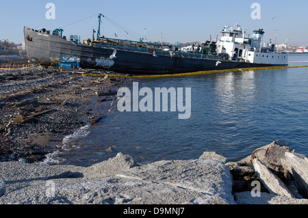 Der John B. Caddell-Tanker auf das Staten Island North Shore nach einrasten der Liegeplätze während Hurrikan Sandy geblasen Stockfoto