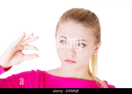 Frau, die etwas klein, isoliert auf weiss Stockfoto