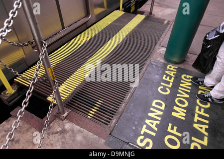 Passagier wartet für die u-Bahn Lückenfüller im Ort und der Zug Türen zu öffnen, Vorsicht zu "stand klar der beweglichen Plattform" Stockfoto