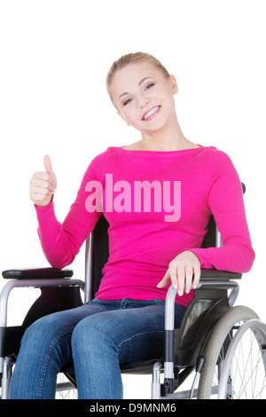 Attraktives Lächeln behinderte Frau sitzt in einem Rollstuhl, isoliert auf weiss Stockfoto