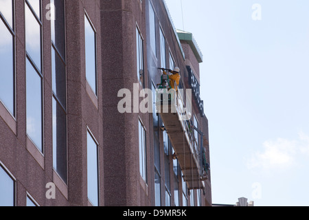 Männer arbeiten auf areal Arbeitsbühne - USA Stockfoto