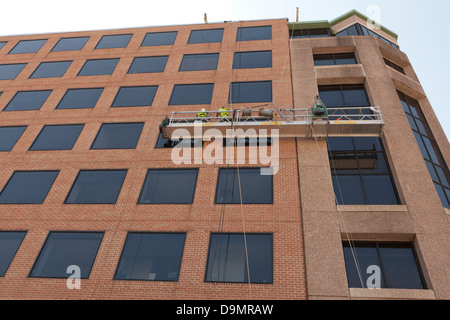 Männer arbeiten auf areal Arbeitsbühne - USA Stockfoto