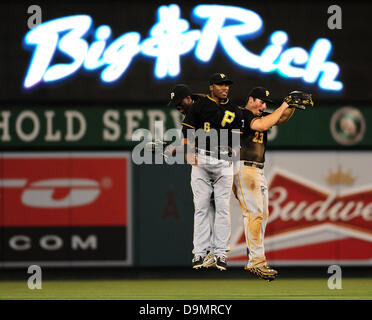 22. Juni 2013 Anaheim, CA. Pittsburgh Pirates Center Fielder Andrew McCutchen #22, Pittsburgh Pirates linker Feldspieler Starling Marte #6 und Pittsburgh Pirates Recht Fielder Travis Snider #23 feiern nach dem Gewinn der Major League Baseball Spiel zwischen den Pittsburgh Pirates und die Los Angeles Angels im Anaheim Stadium in Anaheim, Kalifornien... Die Pittsburgh Pirates besiegen die Los Angeles Angels 6-1.Louis Lopez/CSM Stockfoto