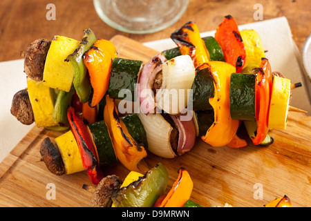 Bio Gemüse vom Grill-Schaschlik mit Paprika, Champignons und Zwiebeln Stockfoto