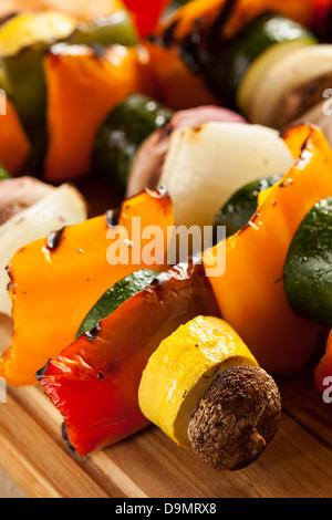 Bio Gemüse vom Grill-Schaschlik mit Paprika, Champignons und Zwiebeln Stockfoto