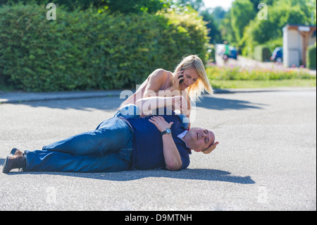 Mann mit Herzinfarkt erhält die erste Hilfe (Model-Release) Stockfoto