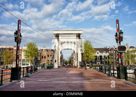 Skinny Bridge (Niederländisch: Magere Brug) über den Fluss Amstel in Amsterdam, Niederlande, Provinz Nordholland. Stockfoto