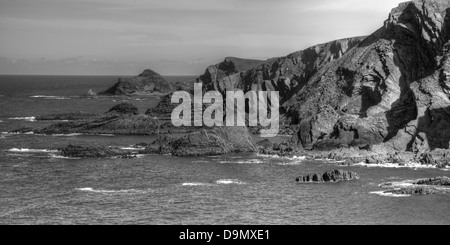 Die Flut an diesem malerischen noch dramatisch zerklüfteten Strand am Hartland Quay an der Nordküste von Devon Stockfoto