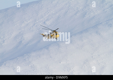 Rettungshubschrauber über Caringorm Berge. Highland. Schottland Stockfoto