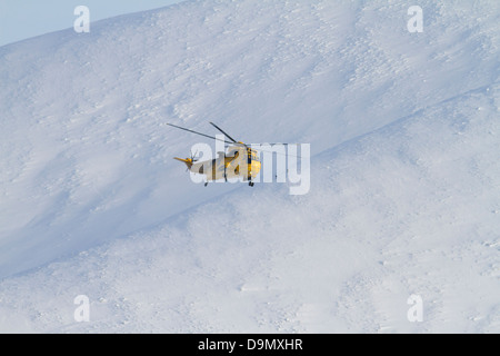 Rettungshubschrauber über Caringorm Berge. Highland. Schottland Stockfoto