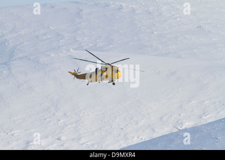 Rettungshubschrauber über Caringorm Berge. Highland. Schottland Stockfoto