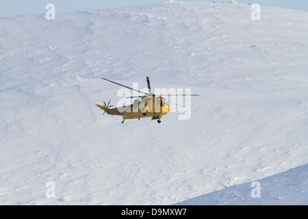 Rettungshubschrauber über Caringorm Berge. Highland. Schottland Stockfoto