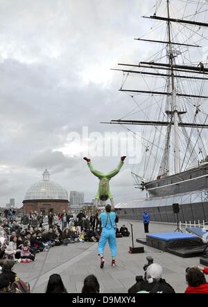 Greenwich, London, UK. 22. Juni 2013. MAGMANUS zeigen dies preisgekrönten schwedischen Zirkusshow ist einen mitreißenden, fulminanter, Magen Komödie drehen. Kleine und grosse, zwei Ronnies, Ameise und Dez – wir alle lieben ein Comic-Duo – jetzt treffen die Straßentheater-Version wie Magmanus Freundschaften mit Akrobatik, Kunststücke der Balance und Jonglage Bollywood fliegen auf die Probe gestellt. Bildnachweis: Marcin Libera/Alamy Live-Nachrichten Stockfoto