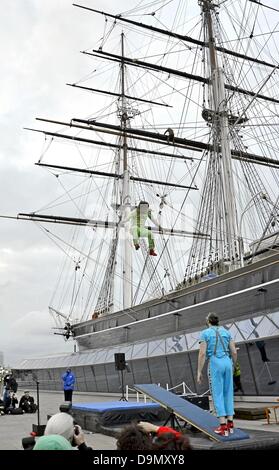 Greenwich, London, UK. 22. Juni 2013. MAGMANUS zeigen dies preisgekrönten schwedischen Zirkusshow ist einen mitreißenden, fulminanter, Magen Komödie drehen. Kleine und grosse, zwei Ronnies, Ameise und Dez – wir alle lieben ein Comic-Duo – jetzt treffen die Straßentheater-Version wie Magmanus Freundschaften mit Akrobatik, Kunststücke der Balance und Jonglage Bollywood fliegen auf die Probe gestellt. Bildnachweis: Marcin Libera/Alamy Live-Nachrichten Stockfoto