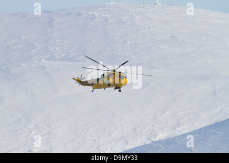 Rettungshubschrauber über Caringorm Berge. Highland. Schottland Stockfoto