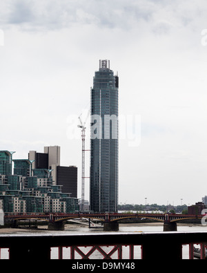 St George Wharf Tower, Vauxhall, London, UK. Wohnturm von Broadway Malyan im Bau entworfen. Stockfoto