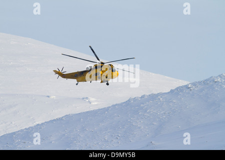 Rettungshubschrauber über Caringorm Berge. Highland. Schottland Stockfoto