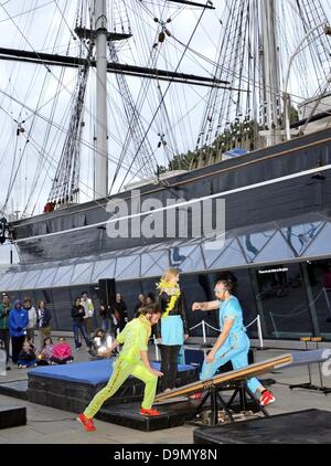 Greenwich, London, UK. 22. Juni 2013. MAGMANUS zeigen dies preisgekrönten schwedischen Zirkusshow ist einen mitreißenden, fulminanter, Magen Komödie drehen. Kleine und grosse, zwei Ronnies, Ameise und Dez – wir alle lieben ein Comic-Duo – jetzt treffen die Straßentheater-Version wie Magmanus Freundschaften mit Akrobatik, Kunststücke der Balance und Jonglage Bollywood fliegen auf die Probe gestellt. Stockfoto