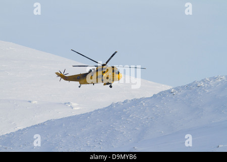 Rettungshubschrauber über Caringorm Berge. Highland. Schottland Stockfoto