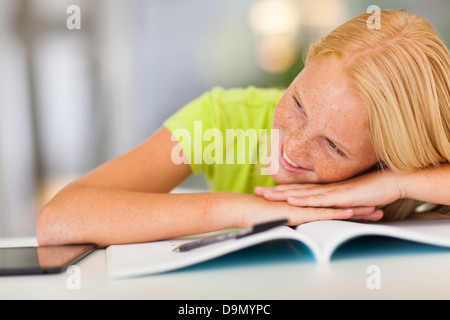 glücklich sommersprossige Pre Teen Mädchen träumen zu Hause Stockfoto