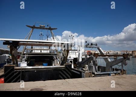 kleine Sardinen und Bluefish Trawler im Hafen Hafen von Cambrils-Katalonien-Spanien Stockfoto