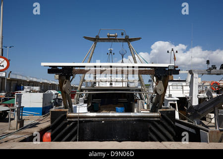 kleine Sardinen und Bluefish Trawler im Hafen Hafen von Cambrils-Katalonien-Spanien Stockfoto