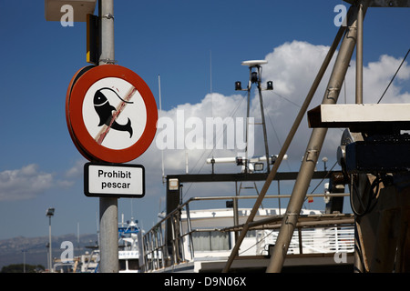 kein Fischen-Zeichen neben kleinen Sardinen und Bluefish Trawler im Hafen Hafen von Cambrils-Katalonien-Spanien Stockfoto