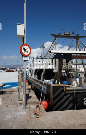 kein Fischen-Zeichen neben kleinen Sardinen und Bluefish Trawler im Hafen Hafen von Cambrils-Katalonien-Spanien Stockfoto