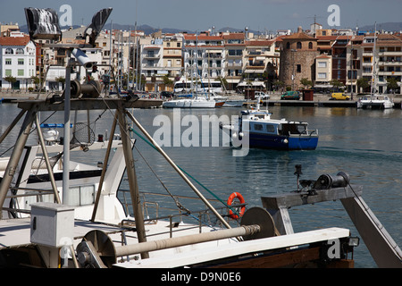 kleine Sardinen und Bluefish Trawler im Hafen Hafen von Cambrils-Katalonien-Spanien Stockfoto