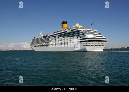 Costa Cruise Line Kreuzfahrtschiff "Costa Favolosa" (290 m) - Abfahrt am späten Nachmittag aus dem Hafen von Palma De Mallorca Stockfoto