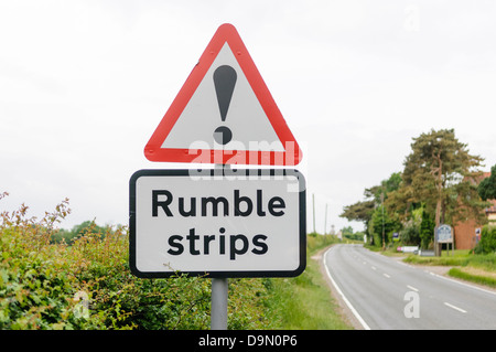 Straße Zeichen Warnung Fahrer der Anwesenheit von Rüttelstreifen zur Drehzahlregelung Stockfoto