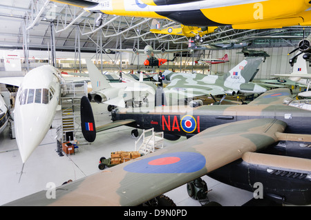 Haupt-Hangar in Duxford Imperial War Museum mit einer Auswahl von Flugzeugen Stockfoto