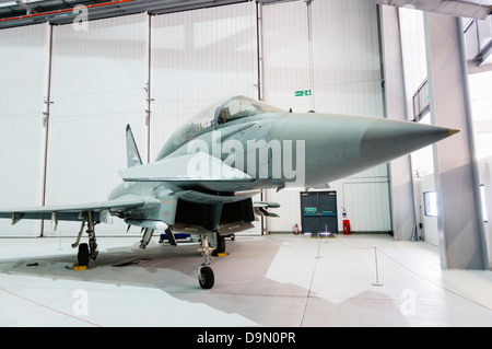 Ein Typhoon Eurofighter-Flugzeugen im hangar Stockfoto