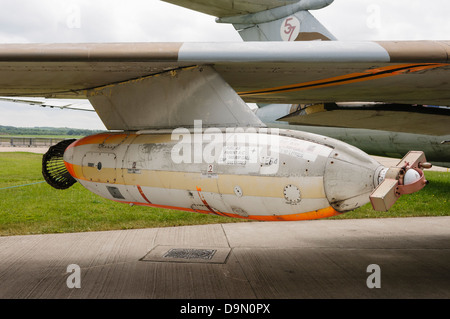 Kraftstoff-Bombe auf dem Flügel eines Flugzeugs montiert Stockfoto