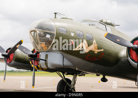 B - 17G Flying Fortress Bomber "Sally B", eines der drei Flugzeuge verwendet in dem 1990 Film "Memphis Belle" in Duxford Flugplatz geparkt Stockfoto