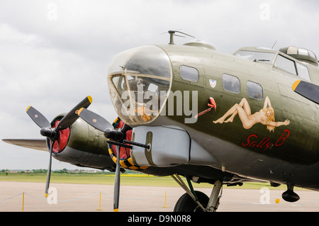 B - 17G Flying Fortress Bomber "Sally B", eines der drei Flugzeuge verwendet in dem 1990 Film "Memphis Belle" in Duxford Flugplatz geparkt Stockfoto