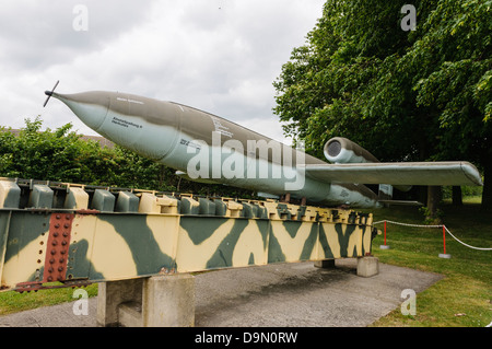 Vergeltungswaffen 1 (V1) fliegenden Rakete Bombe, bekannt als "Doodle-Bug", auf der Startrampe im Imperial War Museum Duxford Stockfoto